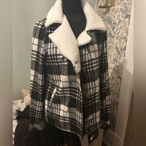 Justfab black white short plaid jacket with Sherpa detail size large nwot